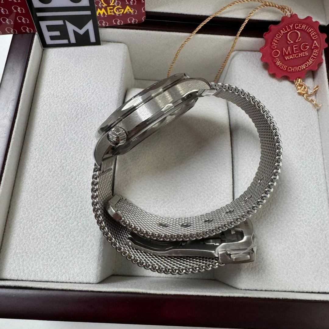 Omega Seamaster 300M Diver '007 Edition' – Black / Stainless Steel Mesh Strap