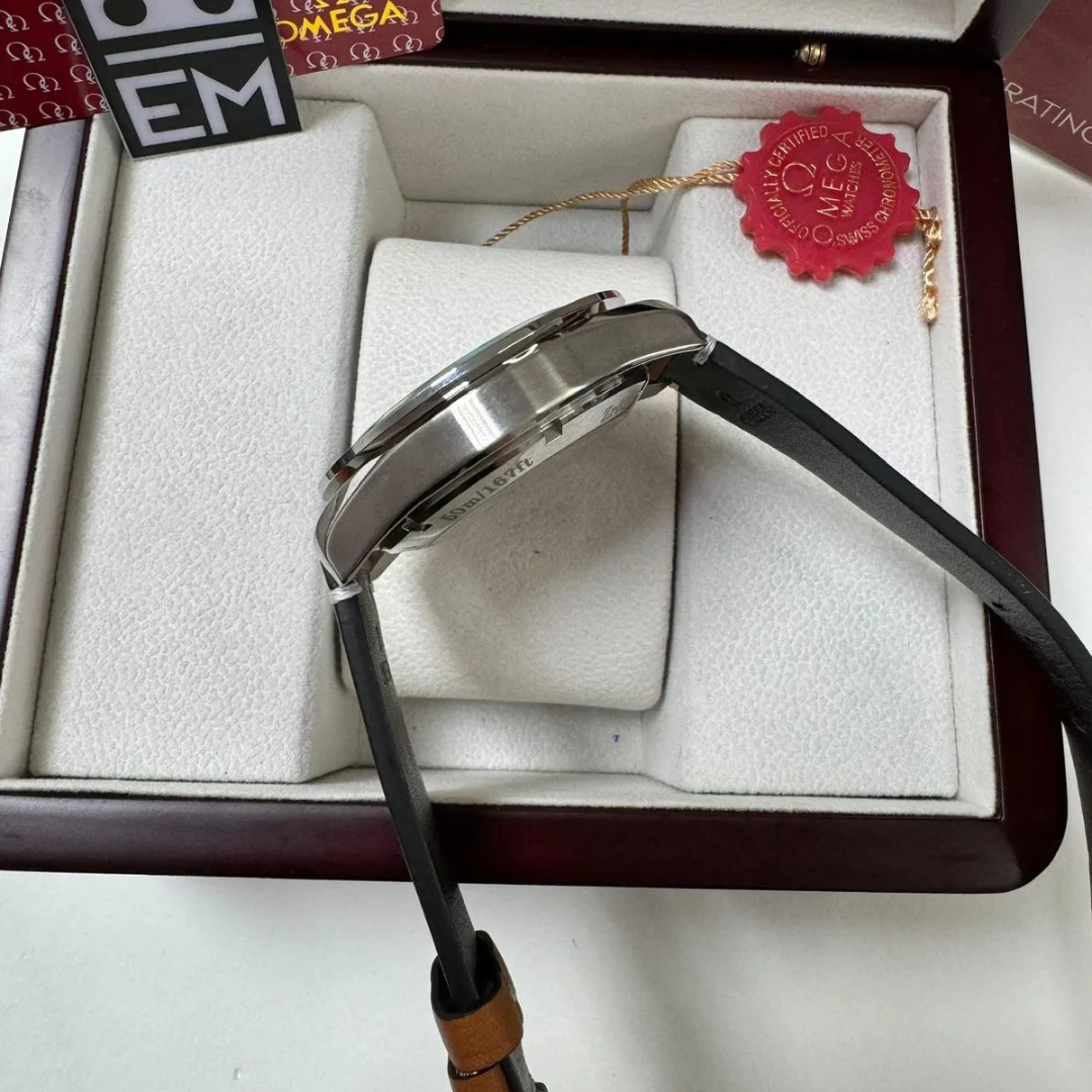 Omega Speedmaster Broad Arrow Black/Silver – 42 mm Cognac Leather Strap