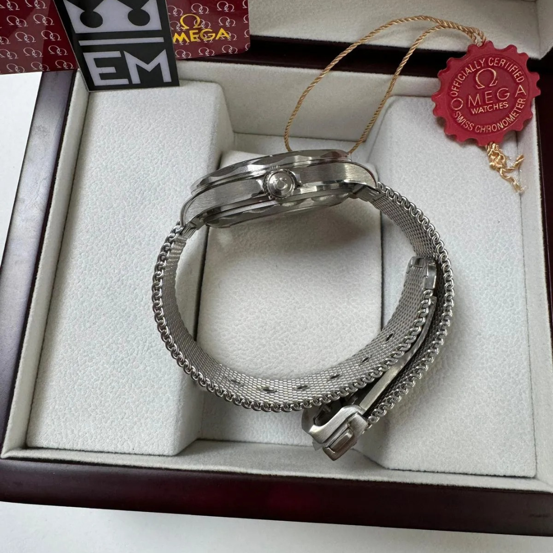 Omega Seamaster 300M Diver '007 Edition' – Black / Stainless Steel Mesh Strap