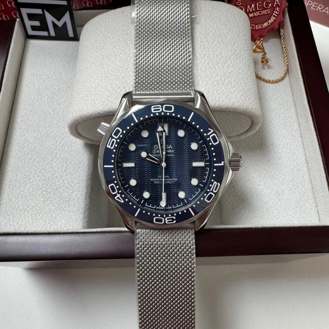 Omega Seamaster 'Diver 300M' – Blue / Mesh Bracelet