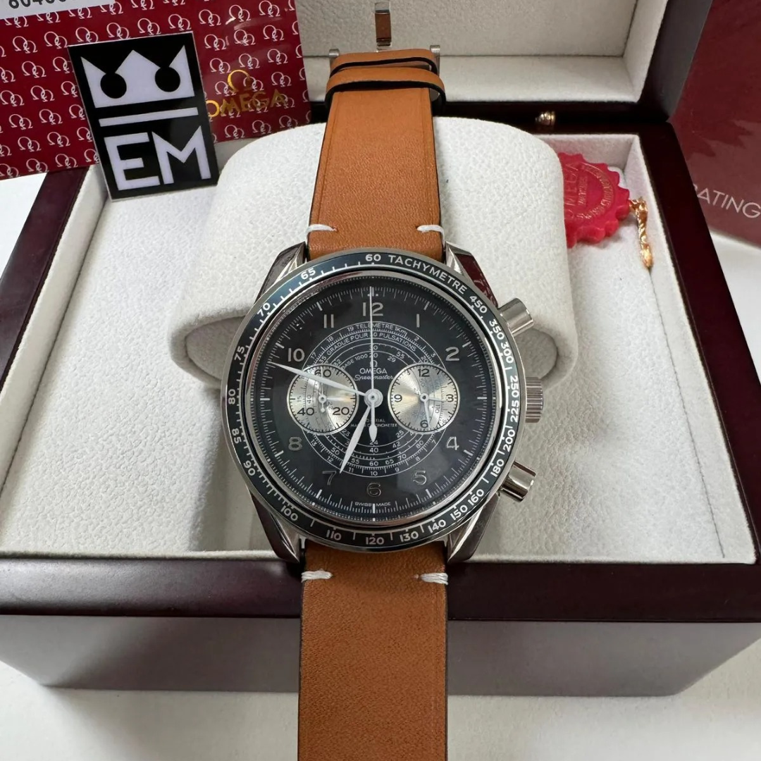 Omega Speedmaster Broad Arrow Black/Silver – 42 mm Cognac Leather Strap