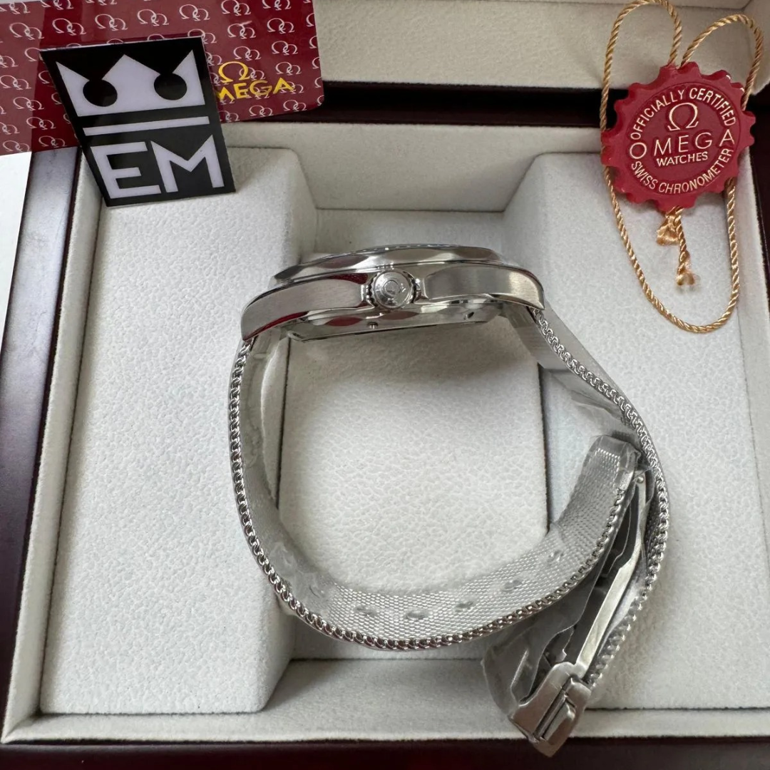 Omega Seamaster 'Diver 300M' – Blue / Mesh Bracelet