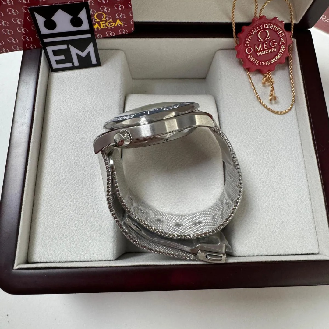 Omega Seamaster 'Diver 300M' – Blue / Mesh Bracelet